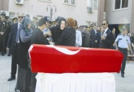 Suriyeliler tarafından öldürülen polis toprağa verildi