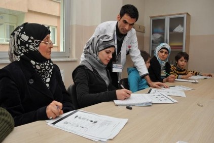Suriyeliler&#8217;e türkçe kursu veriliyor
