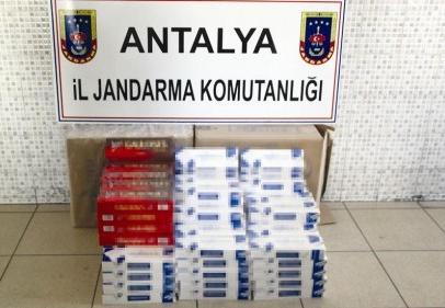 Suriyelilerelini kolunu sallayarak kaçakçılık yapıyor