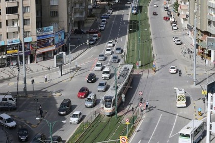 Sürücüler, sola dönüşün yasaklandığı kavşaklara alıştırılmaya çalışıyor