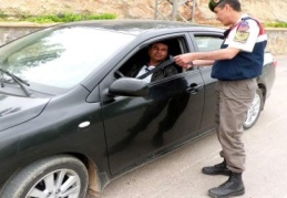 Sürücülere hediye vererek yol kontrolü yaptılar