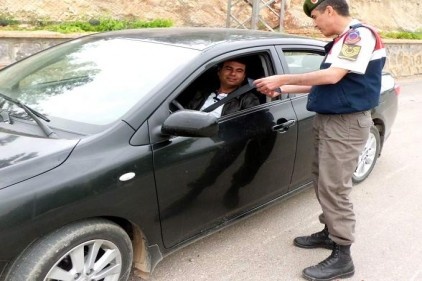 Sürücülere hediye vererek yol kontrolü yaptılar