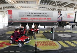 Sürücülerin trafikte yaptığı hatalı davranışlar, kliple çocuklara izletildi