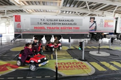 Sürücülerin trafikte yaptığı hatalı davranışlar, kliple çocuklara izletildi