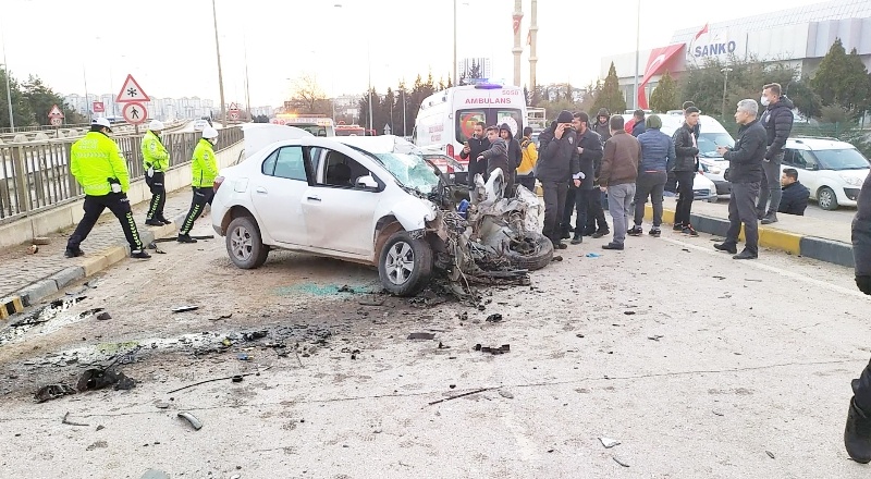 Sürücünün öldüğü feci kaza güvenlik kamerasında