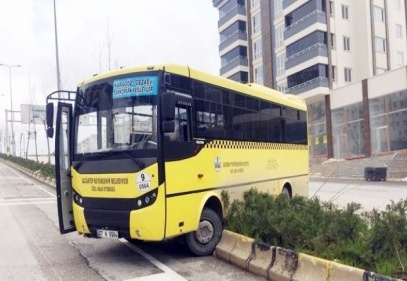 Sürücüsü bayılan halk otobüsü refüje çarparak durabildi 