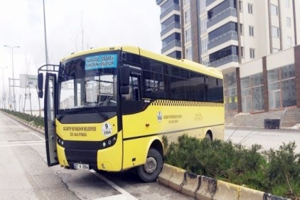 Sürücüsü bayılan halk otobüsü refüje çarparak durabildi 