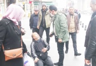 Sürünme numarasıyla dilenen şahıs zabıtadan kaçamadı