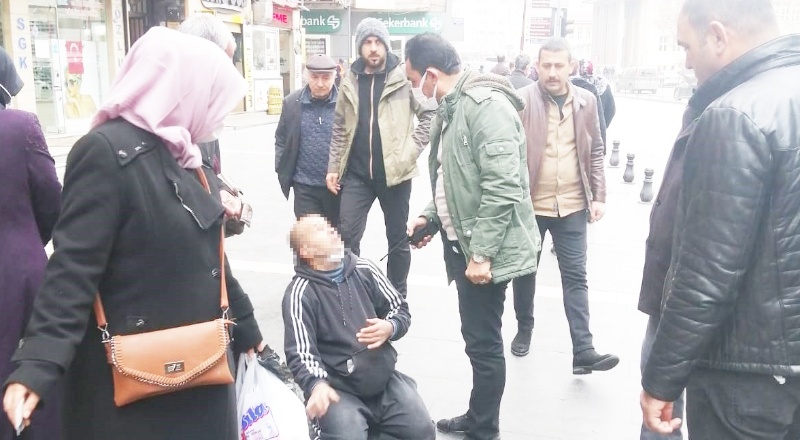Sürünme numarasıyla dilenen şahıs zabıtadan kaçamadı