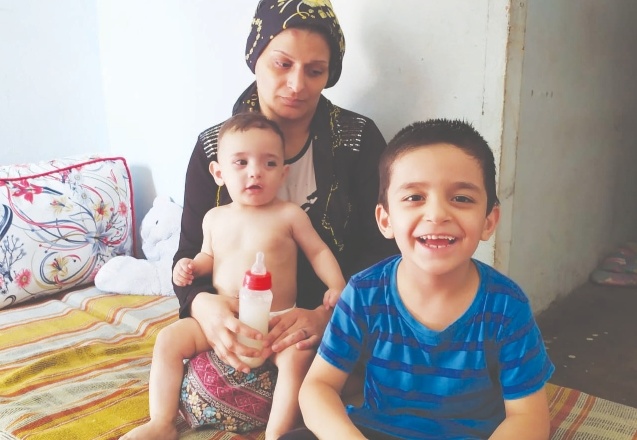 Süt alamadığı için çocuğunu pirinç suyu ile doyuruyor