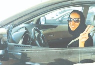 Suudi Arabistan'da 17 yaşını dolduran kadınlara ehliyet alma izni verildi