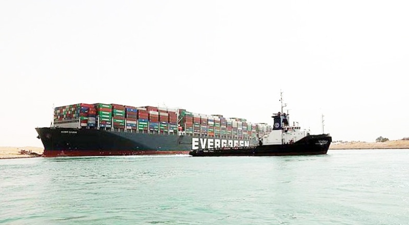 Süveyş Kanalı'nı kapatan geminin kurtarılması haftalarca sürebilir