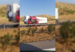 TIR bariyere çarptı
