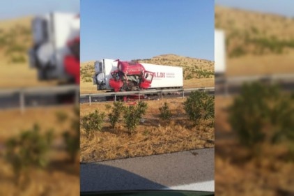 TIR bariyere çarptı
