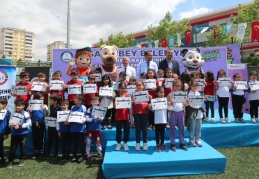 TAF Çocuk Atletizmi Şenliğinde yüzlerce çocuk doyasıya eğlendi