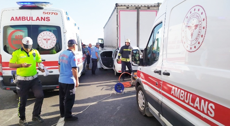 TAG otoyolunda feci kaza, otomobil tırın altına girdi