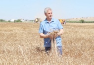 Tahmazoğlu, çiftçinin hasat mutluluğuna ortak oldu.