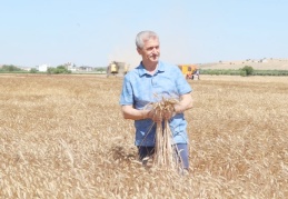 Tahmazoğlu, çiftçinin hasat mutluluğuna ortak oldu.