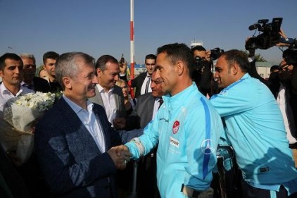 Tahmazoğlu: "Futbolun ayakla oynanmadığını bize gösterdiler"