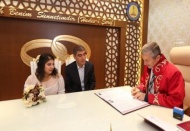 Tahmazoğlu, gelen çiftlere sürpriz yaparak nikahlarını kıydı