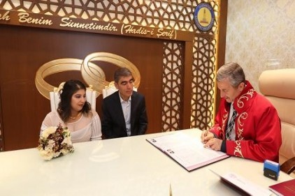 Tahmazoğlu, gelen çiftlere sürpriz yaparak nikahlarını kıydı