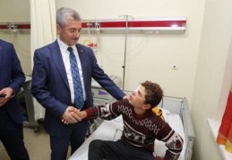 Tahmazoğlu, hastaları ziyaret etti