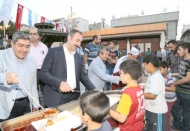 Tahmazoğlu ile birlikte ihtiyaç sahibi aileleri ziyaret ettiler