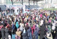 Tahmazoğlu, kadınlara karanfil dağıttı