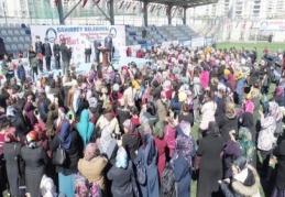 Tahmazoğlu, kadınlara karanfil dağıttı