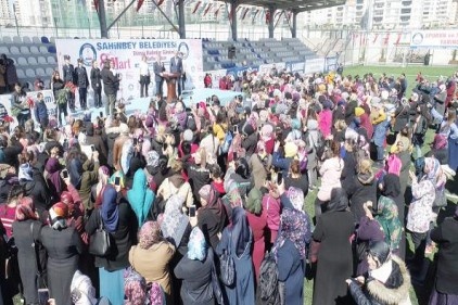 Tahmazoğlu, kadınlara karanfil dağıttı