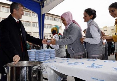 Tahmazoğlu kendi lisesinde aşure dağıtı