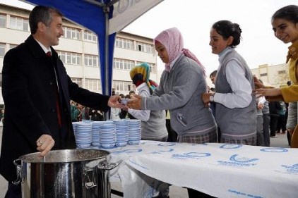 Tahmazoğlu kendi lisesinde aşure dağıtı