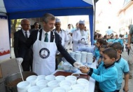 Tahmazoğlu, Kırkayak’ta vatandaşa aşure ikram etti