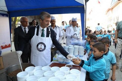 Tahmazoğlu, Kırkayak&#8217;ta vatandaşa aşure ikram etti