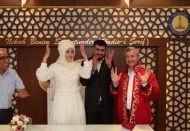 Tahmazoğlu, nikah dairesine gelen çiftlere sürpriz yaptı