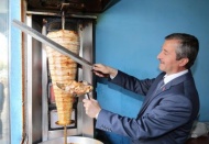 Tahmazoğlu, ocak başına geçerek döner kesip, kebap pişirdi