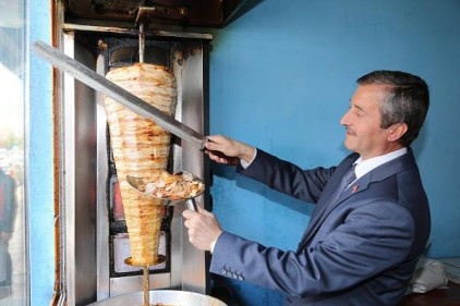 Tahmazoğlu, ocak başına geçerek döner kesip, kebap pişirdi