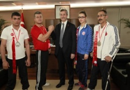 Tahmazoğlu ödüllendirdi