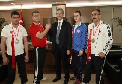 Tahmazoğlu ödüllendirdi