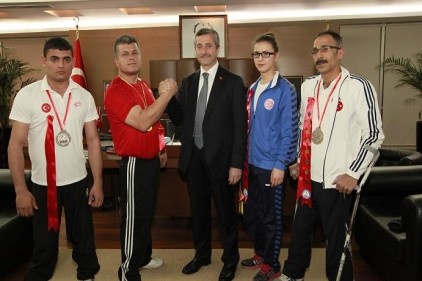 Tahmazoğlu ödüllendirdi