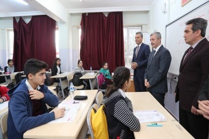 Tahmazoğlu, öğrencileri sınav öncesi ziyaret ederek moral verdi