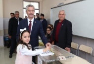 Tahmazoğlu, oyunu kullandıktan sonra vatandaşlarla sohbet etti