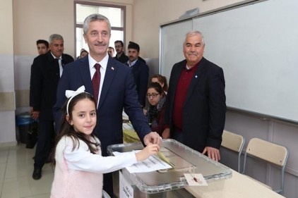 Tahmazoğlu, oyunu kullandıktan sonra vatandaşlarla sohbet etti