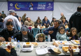 Tahmazoğlu, Ramazan ayının ilk iftarını şehit aileleri ve gazilerle açtı