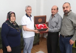 Tahmazoğlu, şehit babalarını ziyaret etti