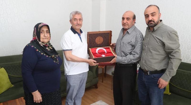 Tahmazoğlu, şehit babalarını ziyaret etti