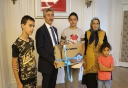 Tahmazoğlu’ndan başarılı yetim öğrenciye bilgisayar 