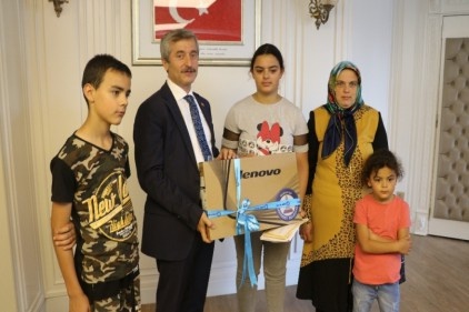Tahmazoğlu&#8217;ndan başarılı yetim öğrenciye bilgisayar 