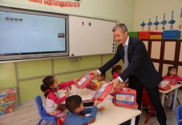 Tahmazoğlu’ndan öğrencilere boyama seti 