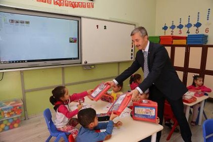 Tahmazoğlu&#8217;ndan öğrencilere boyama seti 
